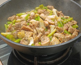 Foto del paso 8 de la receta: Wok de pollo con ajetes tiernos y una quinoa al curry de guarnición