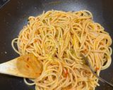 Foto del passaggio 5 della ricetta Spaghetti aglio olio e peperoncino furbi
