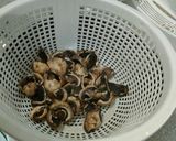 Foto langkah ke 2 dari resep Sup Segar 3 Jamur (enoki, merang, dan kuping).