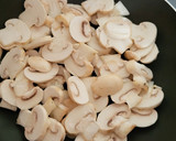 Foto del paso 1 de la receta: Hojaldres de champiñones, atún huevo queso aceitunas