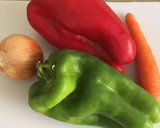 Foto del paso 1 de la receta: Arroz rojo vegetariano 🥕🍅