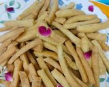 A picture of step 5 of Crispy Semolina and All-Purpose Flour Shakkarpare.