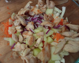 Foto del paso 2 de la receta: Ensalada de col, zanahoria y manzana con salsa de yogurt y mostaza