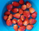 Foto langkah ke 1 dari resep Strawberry Yakult.