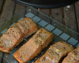 Foto del paso 4 de la receta: Salmón preparado en horno ahumador macerado en mostaza antigua y zumo de mandarina