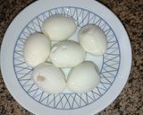Foto del paso 1 de la receta: Huevos rellenos con atún gambas y surimi
