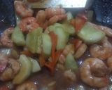 Foto langkah ke 5 dari resep Oseng Udang Mentimun Bumbu Simpel.
