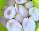 Foto del paso 2 de la receta: Peras en almíbar de fresas y agua de rosas