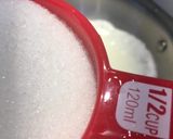A picture of step 2 of Strawberry panna cotta.