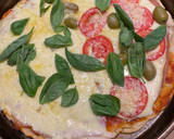 Foto del paso 3 de la receta: Pizza a la piedra 1/2 Napolitana y 1/2 panceta y huevos fritos