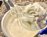 Foto del paso 3 de la receta Pastel de yogur griego, queso crema y pepitas de chocolate