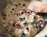 Φωτογραφία βήματος 4 της συνταγής Raspberry-Blueberry muffins με λεμονάτο γλάσο