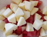 Foto del passaggio 2 della ricetta Frullato estivo rosa 😉 (anguria🍉 mela🍏 latte)