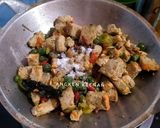 Foto langkah ke 4 dari resep Tumis Oncom Leunca.
