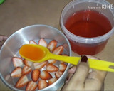 Foto del paso 2 de la receta: Gelatina de lechera con fresas encapsuladas!!!