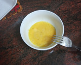 Foto del paso 2 de la receta: Bocadillo de solomillo con tortilla francesa y ensalada