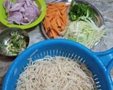 हक्का वेजीज नूडल्स विथ मसाला ए मैजिक(hakka noodles with masala e magic recipe in hindi) रेसिपी चरण 1 फोटो