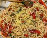 Foto del passaggio 4 della ricetta Spaghetti in padella 30 sgombro peperone limone