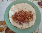 Foto del passaggio 3 della ricetta Burrito con pulled pork e coleslaw