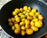 A picture of step 1 of Keema and peas aloo dum.