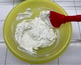 Foto del passaggio 4 della ricetta Cheesecake al basilico, limone e miele con yogurt, pinoli e morette di rovo