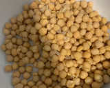 Foto del paso 2 de la receta: Ensalada de garbanzos, salmón y espárragos con salsa de yogur y cacahuetes