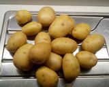 A picture of step 1 of Oven-Baked Chicken with White Wine and Potatoes.