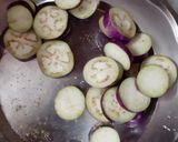 तवा फ्राई बैंगन (Tawa fry baingan recipe in hindi) रेसिपी चरण 2 फोटो