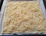 Foto del paso 3 de la receta: Hojaldre con manzanas y quesos rallado y queso de cabra