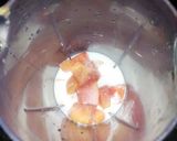 A picture of step 2 of Papaya milkshake.