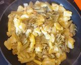 Foto del paso 4 de la receta: Patatas con borrajas rehogadas con ajo y pimentón: Guarnición ideal de carnes/pescado