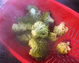 Une image de l'étape 3 de Brocolis sauce crémeuse au bouillon de crevettes et cresson.