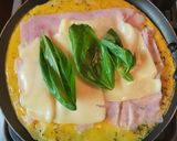Foto del paso 2 de la receta: Omelette jamón, muzza y albahaca
