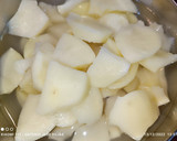 Foto del paso 2 de la receta: Col con patatas, huevo Mollet y refrito de ajos