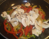 Foto del paso 2 de la receta: Empanada de verduras con embutido