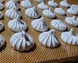 Foto del paso 7 de la receta: Torta clásica sin gluten (bizcochuelo, merengue y dulce de leche)