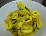 Foto langkah ke 5 dari resep Cumi oseng kuning.