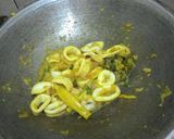 Foto langkah ke 4 dari resep Cumi oseng kuning.