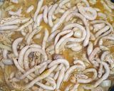 A picture of step 4 of Curry malana (chicken intestines).