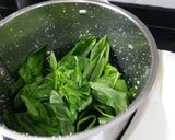 A picture of step 4 of Pesto sauce with cashew nuts.