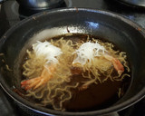 Foto del paso 5 de la receta: Langostinos fritos envueltos en fideos chinos