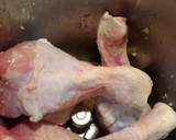 Foto del paso 4 de la receta: Muslitos de pollo al ajillo con thermomix
