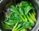 Foto langkah ke 3 dari resep Tumis Baby Pakcoy Jamur Shimeiji.