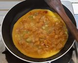 Foto langkah ke 3 dari resep Omelet Sosis.