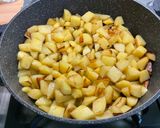 Une image de l'étape 7 de Pommes de terre sautées aux pickles, ail noir et persil.