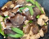 รูปขั้นตอนการทำที่ 5 ของ อกไก่ผัดพริกไทยดำ