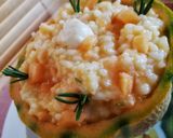 Foto del passaggio 4 della ricetta Riso freddo con melone, gorgonzola e rosmarino 🌷