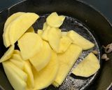 Hình bước làm 3 của món Khoai Tây Xào Nấm, Thì Là (Món Chay)
