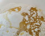 Foto del paso 3 de la receta: Coca de pisto, anchoas y huevo