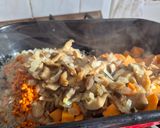 Vegán vöröslencsés–édesburgonyás gombás basmati rizs növényi tejszínnel tepsiben recept fázis 2 fotója